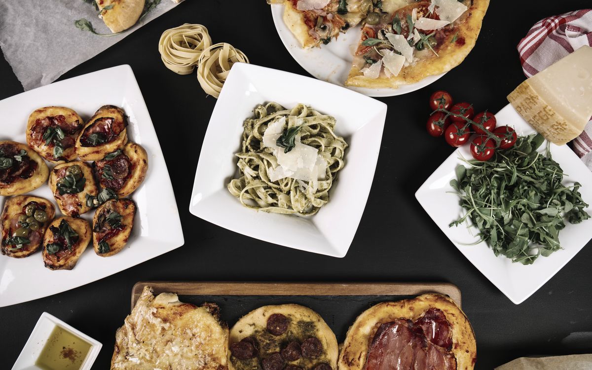 Italienische Tafel mit Pizza und Pasta
