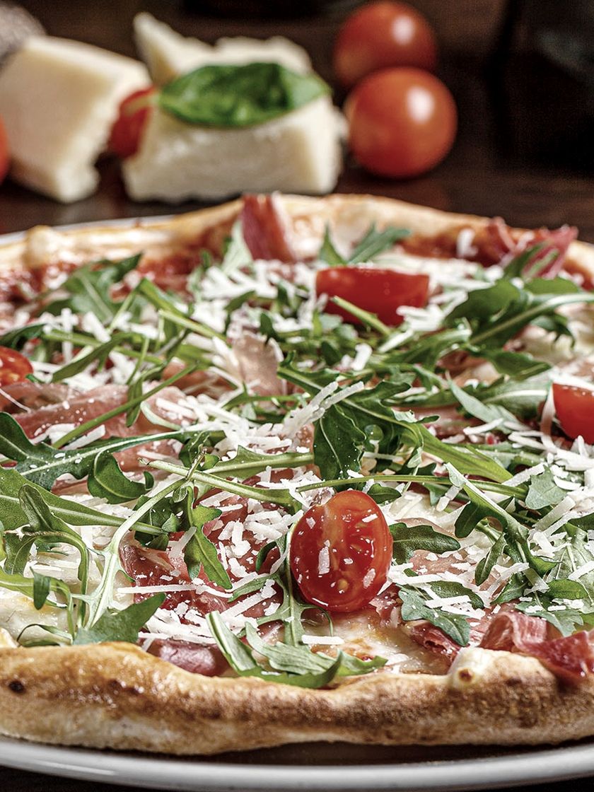 Pizza mit Rucola, Parmaschinken und Parmesan